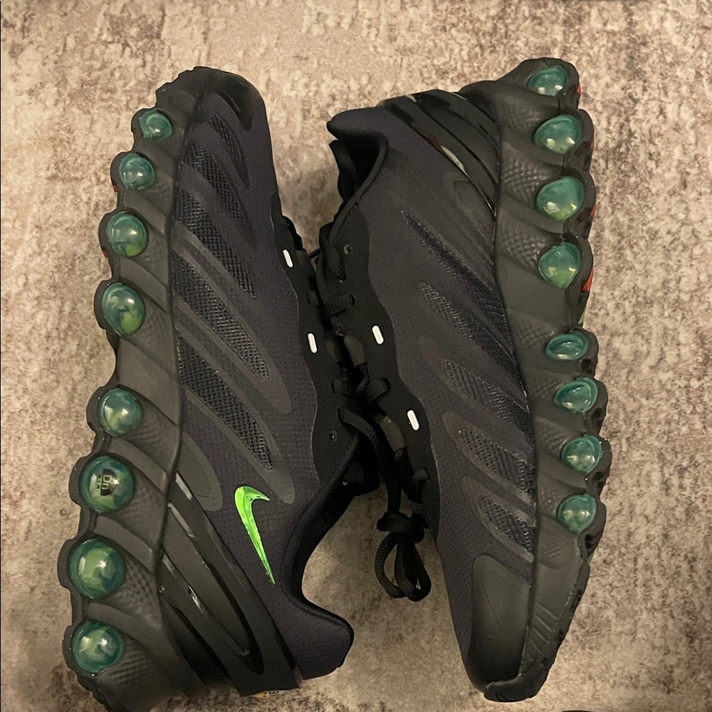 Nike Air Max DN8

Size 9.5 

Black/Green

Worn once 

Comes with box